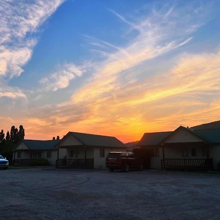 Sleepy J Cabins Swan Valley Exterior foto